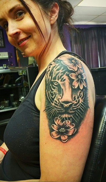 a face tiger and flowers