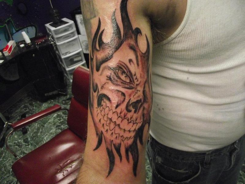 skull with balck flames